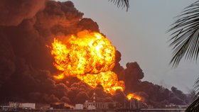 Ohnivé inferno v ropném skladu: Plameny se šíří, Kuba odstavila největší elektrárnu