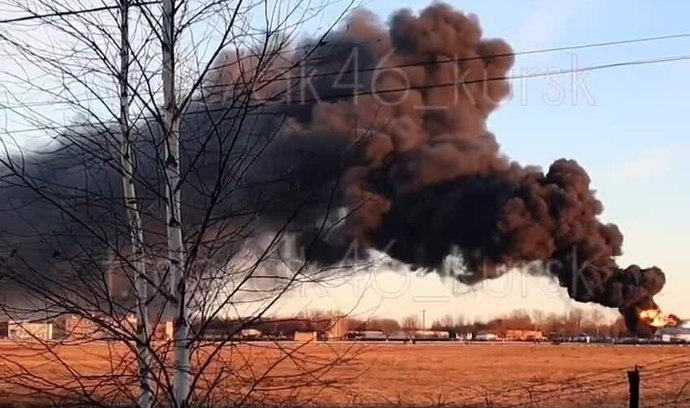 VIDEO DNE: Zásobník ropy nedaleko ruského Kursku hoří. Podle Ruska jde o další práci ukrajinského dronu