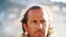 Kevin Costner ve filmu Vodní svět. Od té doby uplynulo patnáct let a Kevin chce nyní zachránit znečištěný oceán