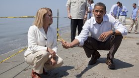 Charlotte Randolph ukazuje Obamovi drobné kousky ropy na břehu Mexického zálivu