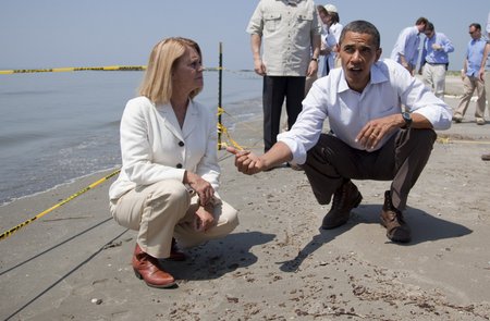 Charlotte Randolph ukazuje Obamovi drobné kousky ropy na břehu Mexického zálivu