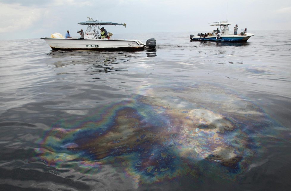 Do moře uniklo obrovské množství ropy
