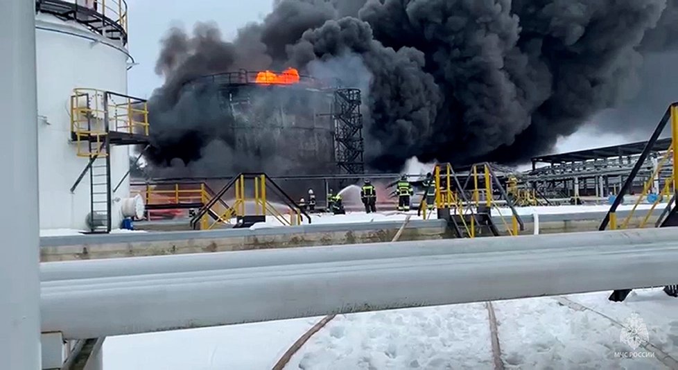 Požár ropných zásobníků v Brjanské oblasti Ruska (19. 1. 2024).