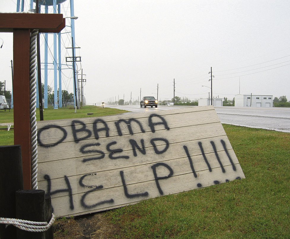 Někdo na ceduli napsal: Obama poslal pomoc!