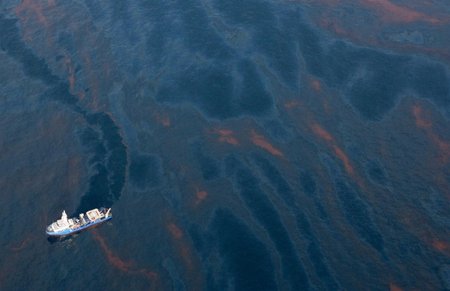 Ropná skvrna se utvořila v Mexickém zálivu po potopení těžební plošiny