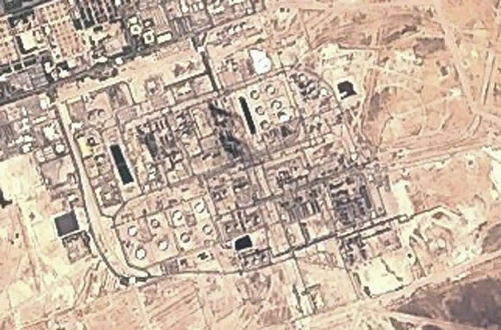 Satelitní snímky útoku na ropná zařízení v Saúdské Arábii.