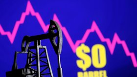Ceny ropy Brent i WTI klesly, omezení zavedená kvůli zastavení šíření pandemie covid-19 prudce snižují poptávku po pohonných hmotách