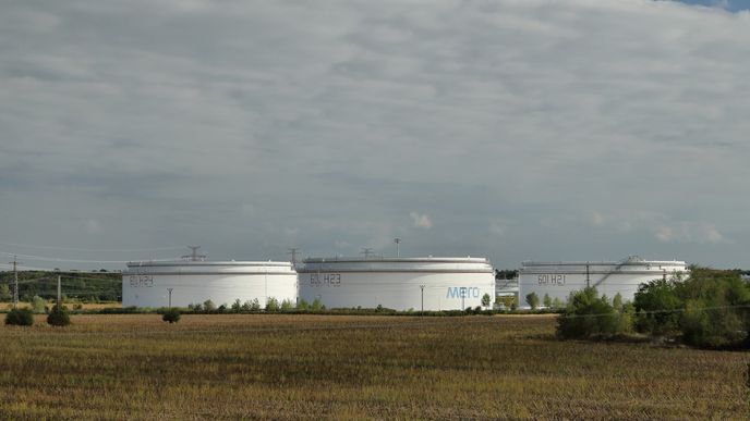 Státem ovládaná společnost Mero vybuduje v Nelahozevsi nový zásobník ropy, který rozšíří skladovací kapacity pro strategické zásoby této suroviny.