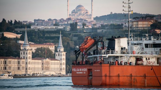 Příjmy z ruské ropy by mělo v blízké době omezit částečné unijní embargo a cenový strop.