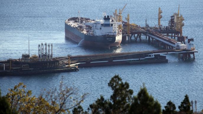 EU zavedla embargo na ruskou ropu dováženou po moři.
