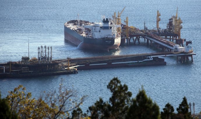 EU zavedla embargo na ruskou ropu dováženou po moři.