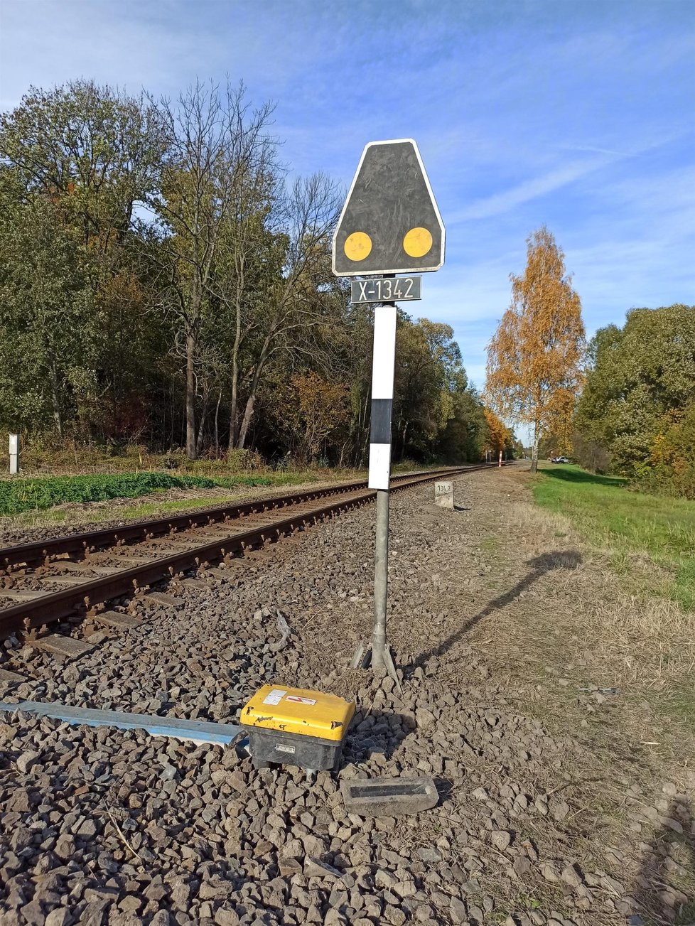 Vlak tlačil auto 70 metrů. Přitom vrazilo ještě do návěstidla a patníku, který náraz úplně vyrval ze země.