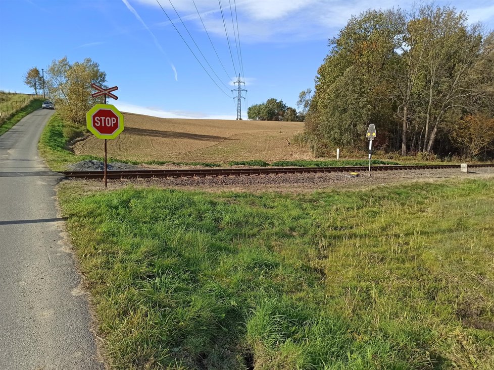 K trati, která vede podél silnice, se sjíždí z kopce.