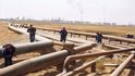 Ropné kvóty.Policisté kontrolují ropovodv jihoirácké provincii Basra.Země teď těží 2,5 milionubarelů ropy denně, hlubocepod svými možnostmi.Do dvou až tří let chce těžbuzvýšit nejméně na čtyřimiliony barelů denně. Irák byse pak měl řídit kvótami protěžbu ropy stanovovanýmiOrganizací zemí vyvážejícíchropu, jejímž je členem