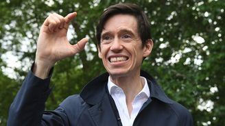 Outsider v boji o nástupce Mayové. Novodobý Lawrence z Arábie Rory Stewart hájí neobhajitelné