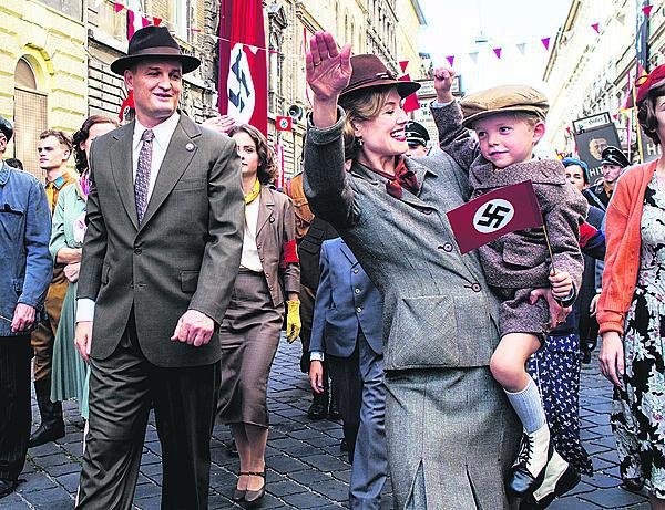 Film dodržuje věrné reálie, vykreslí i »hnědý« fanatismus.