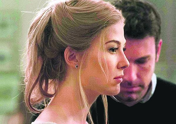 Rosamund Pike a Ben Affleck ve filmu Gone Girl