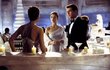 Rosamund jako Bond girl s Piercem Brosnanem. Rosamund jako Bond girl s Piercem Brosnanem.