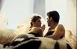 Rosamund jako Bond girl s Piercem Brosnanem. Rosamund jako Bond girl s Piercem Brosnanem.