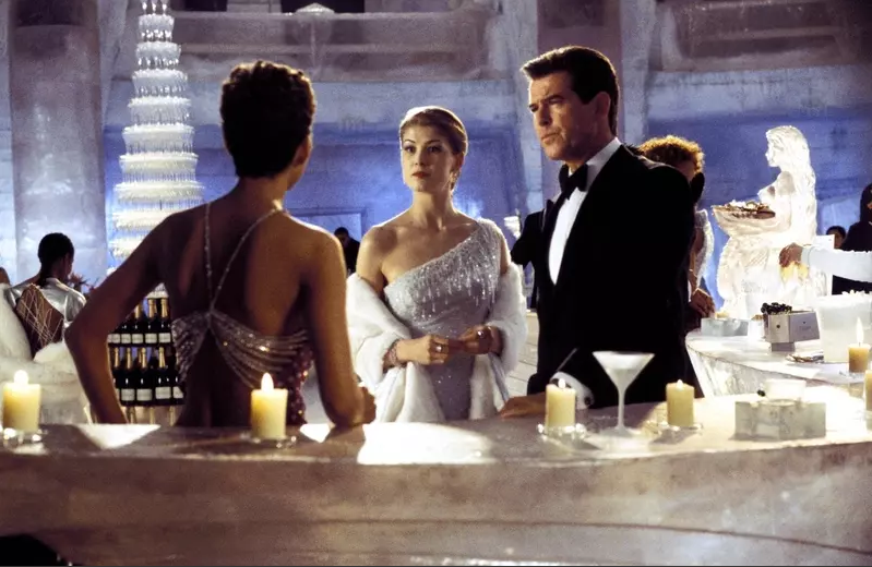 Rosamund jako Bond girl s Piercem Brosnanem.