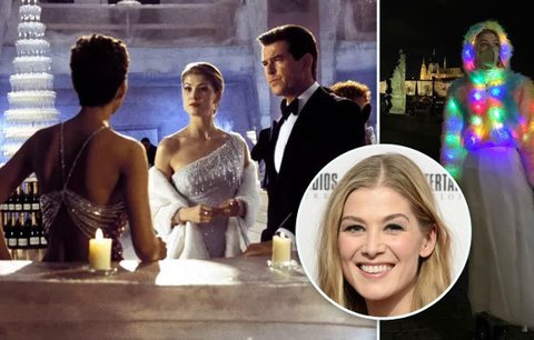 Sexy Bond girl po brexitu: Rosamund Pikeová se nastěhovala do Prahy!