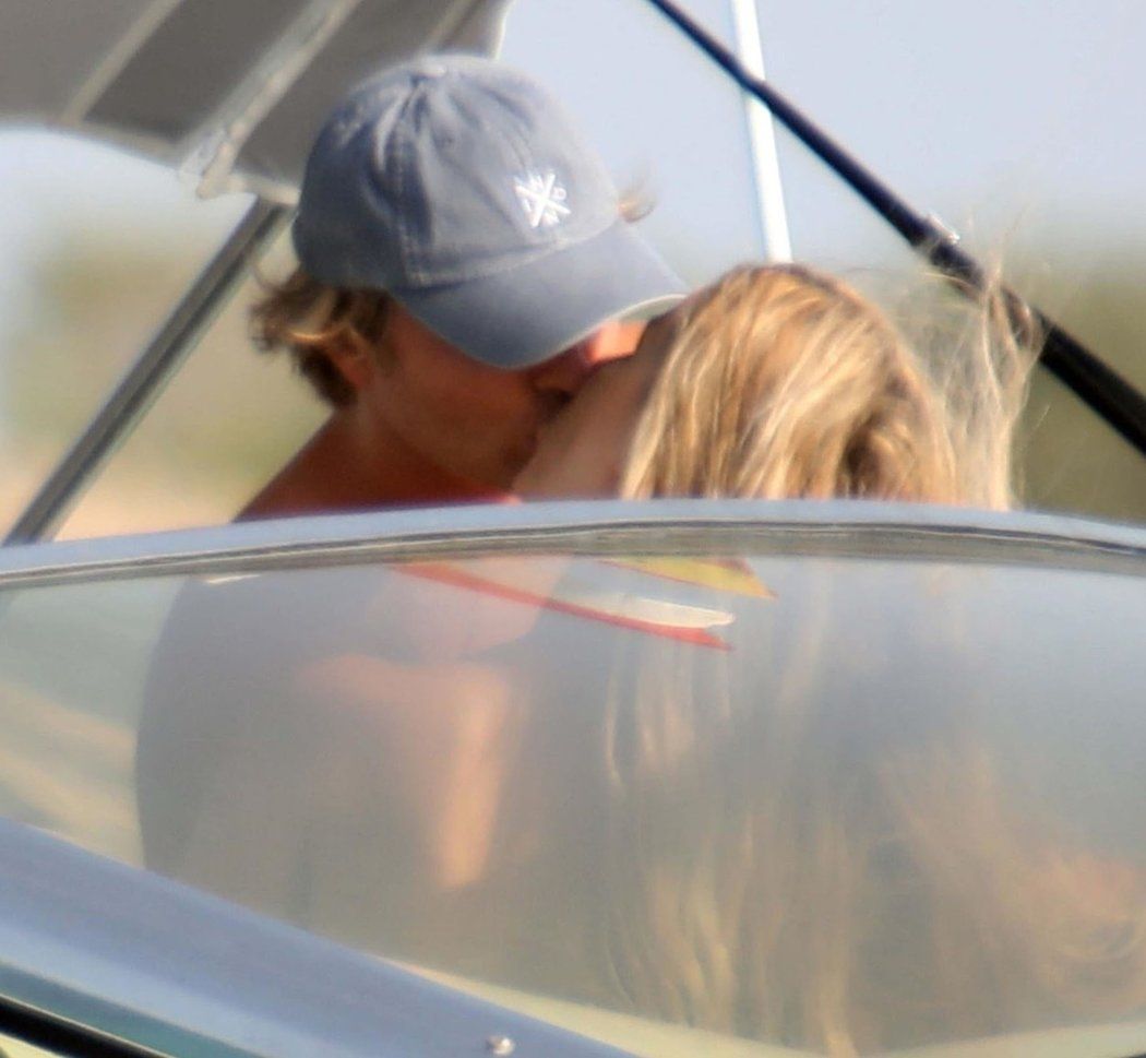 Žhavé polibky Rosbergových na jachtě