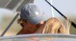 Žhavé polibky Rosbergových na jachtě