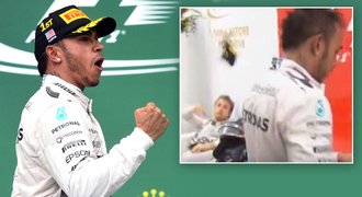 Parťáci? Naštvaný Rosberg mrštil po Hamiltonovi kšiltovku