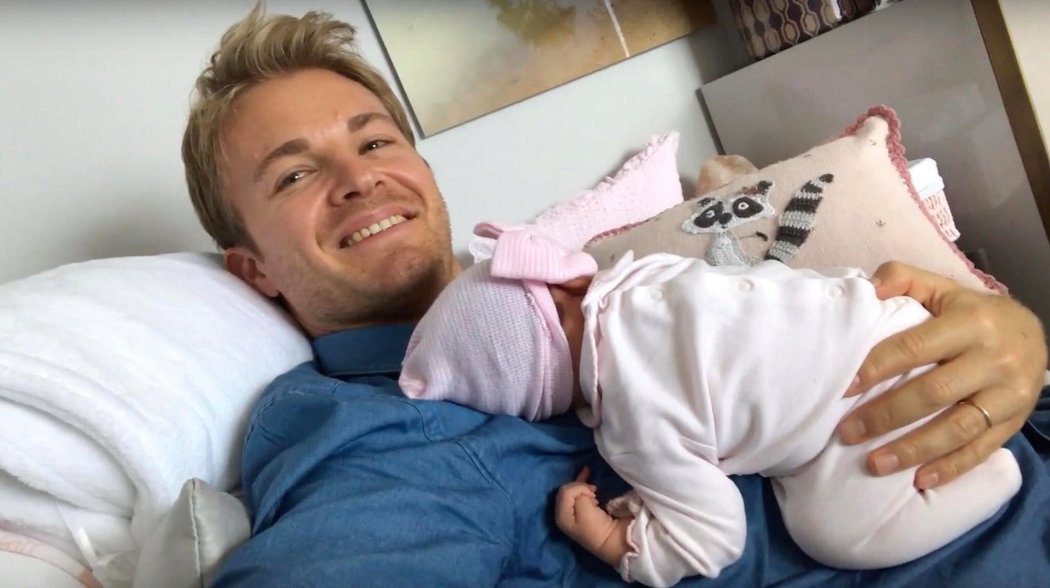 Nico Rosberg se svou druhou dcerkou chvíli po narození