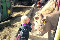 Čtyřletá Rose mluví se zvířaty