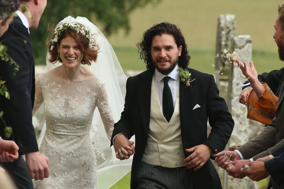 Hvězdy seriálu Hra o trůny Harington a Leslieová se v reálném životě vzali