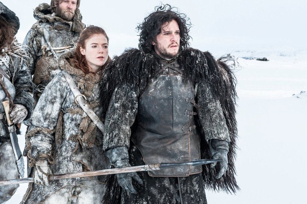 Rose Leslie a Kit Harington jako Ygritte a John Snow