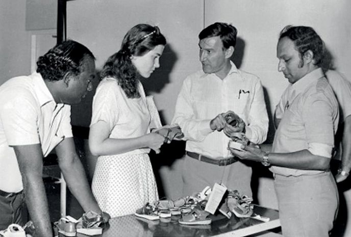 Rosemarie Blyth-Bata kontroluje v roce 1983 boty v továrně na Srí Lance – tehdy pracovala jako brand manažerka dětské řady Bubblegummers Rosemarie Blyth-Bata kontroluje v roce 1983 boty v továrně na Srí Lance – tehdy pracovala jako brand manažerka dětské řady Bubblegummers