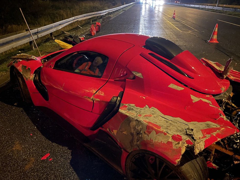 Luxusní ferrari za desítky milionů narazilo na dálnici D1 do svodidel