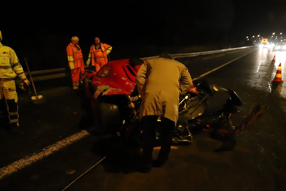 Luxusní auto za miliony narazilo na dálnici D1 do svodidel