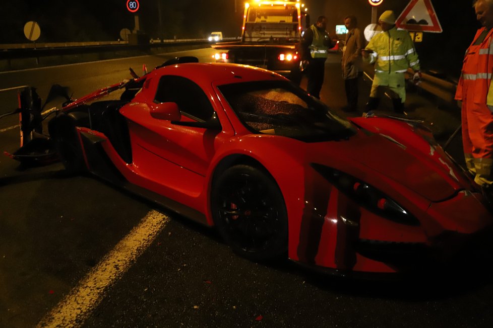 Luxusní auto za miliony narazilo na dálnici D1 do svodidel