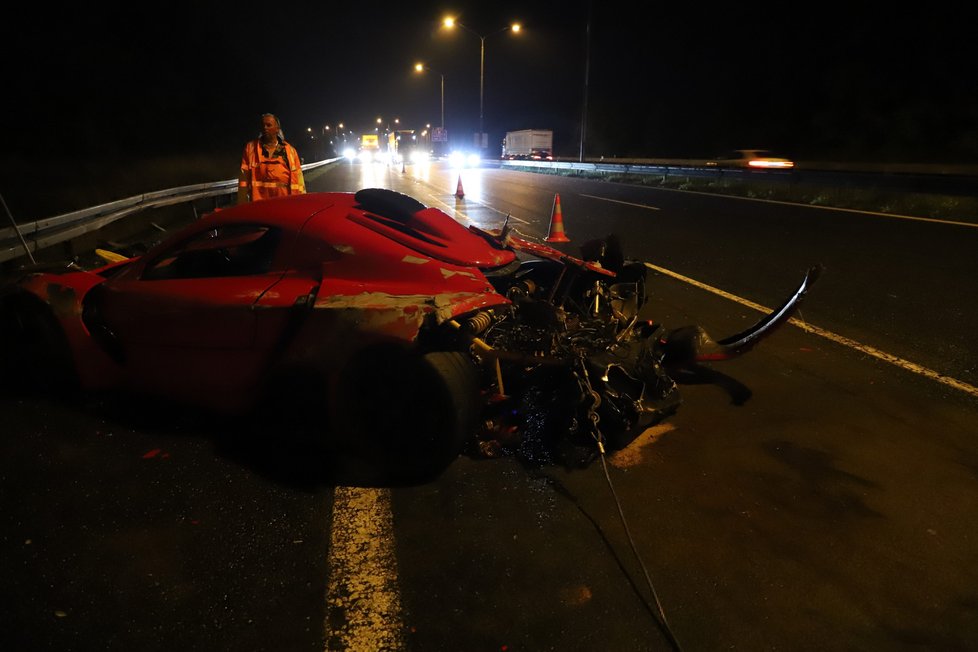 Luxusní auto za miliony narazilo na dálnici D1 do svodidel