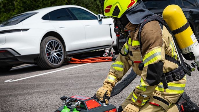 Hasící přístroj pro elektromobily od firmy Rosenbauer Hasící přístroj pro elektromobily od firmy Rosenbauer