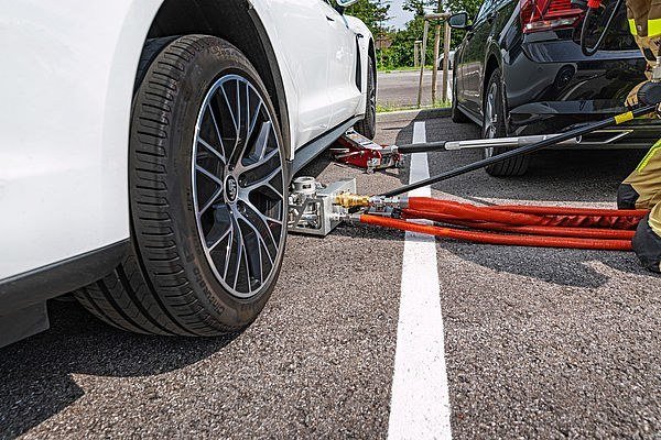 Hasící přístroj pro elektromobily od firmy Rosenbauer 