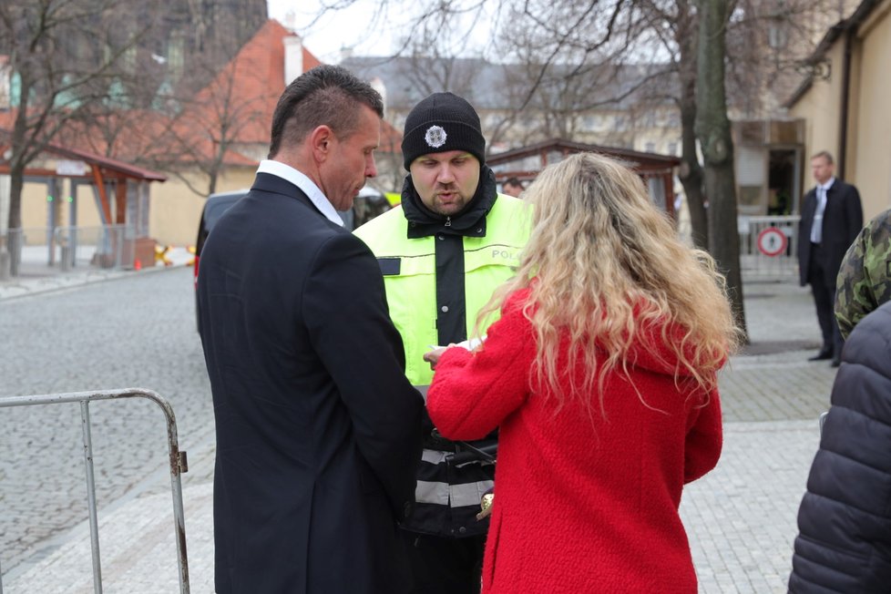 Pornoherec Robert Rosenberg přichází na oslavu konanou ku příležitosti sedmi let od inaugurace prezidenta Miloše Zemana na Pražském hradě (8. 3. 2020).