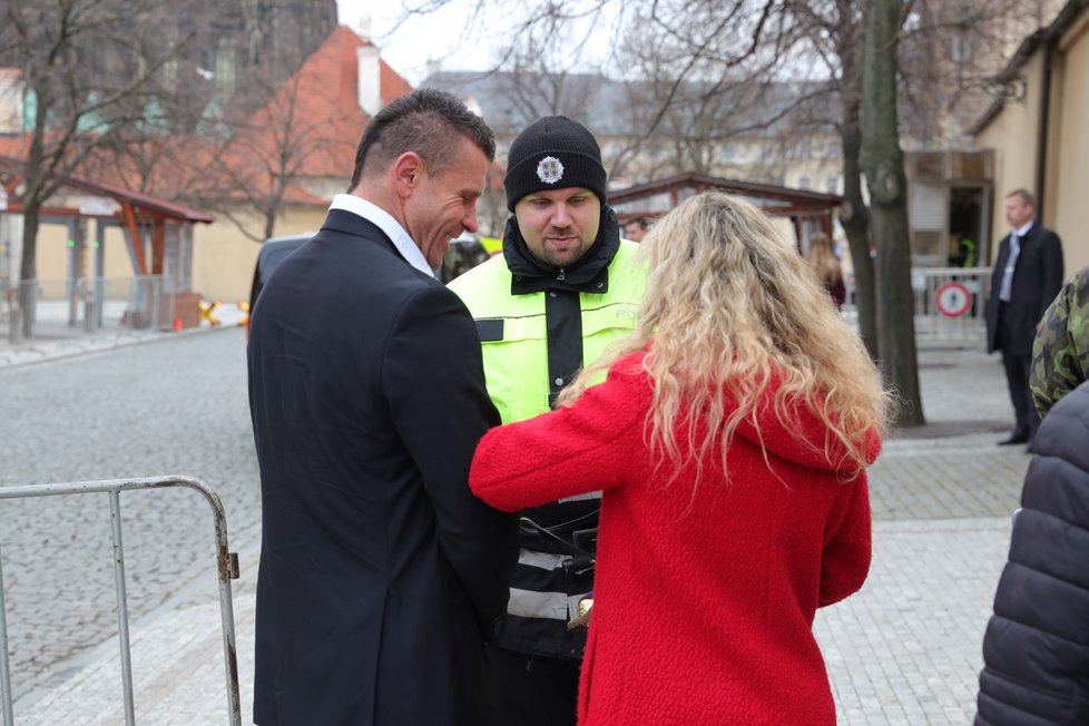 Pornoherec Robert Rosenberg přichází na oslavu konanou ku příležitosti sedmi let od inaugurace prezidenta Miloše Zemana na Pražském hradě. (8. 3. 2020)