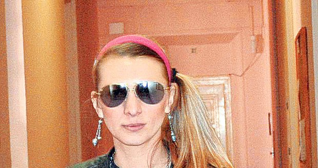 Žaneta Rosenbergová odchází od soudu. Slzy maskovala slunečními brýlemi