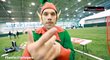 Tomáš Rosický se převlékl za Elfa a pomohl zabalit vánoční dárky pro fanoušky Arsenalu.