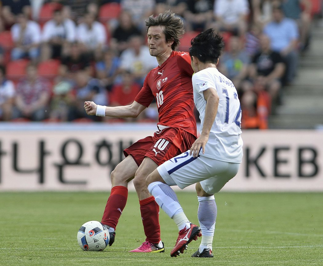 Kapitán české reprezentace Tomáš Rosický v souboji s Jižní Koreou