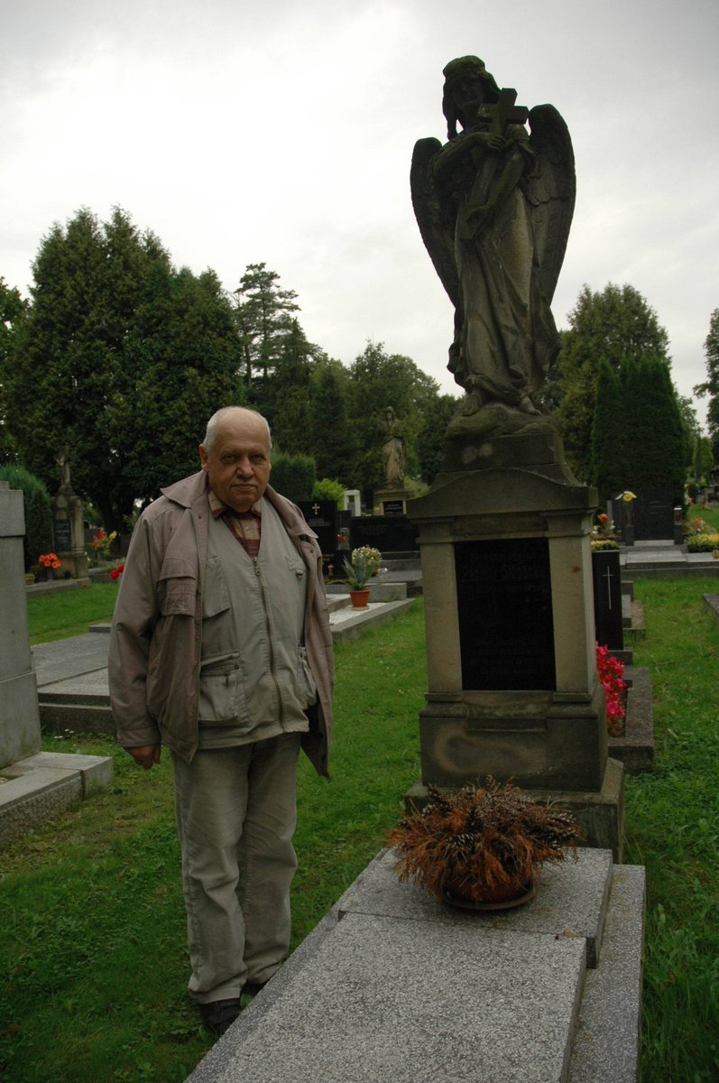 Stanislav Rošický na hrobem svého otce, který byl jednou z obětí skupiny bratrů Mašínů