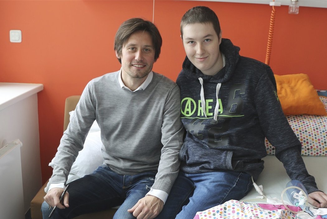 Tomáš Rosický s manželkou Radkou přišli potěšit srdce i duši malých bojovníků v nemocnici v Motole