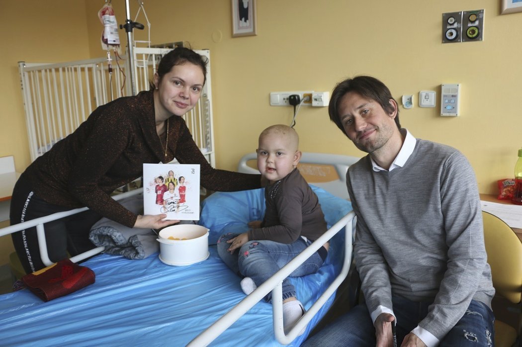 Tomáš Rosický s manželkou Radkou přišli potěšit srdce i duši malých bojovníků v nemocnici v Motole