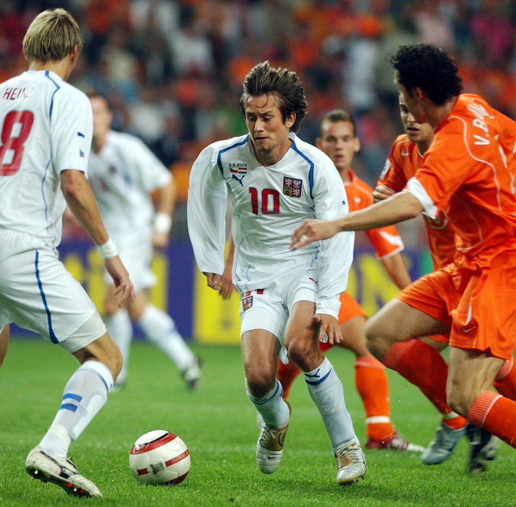 Rok 2004: Tomáš Rosický během kvalifikačního utkání o MS v Nizozemsku, kde se prohrálo 0:2.