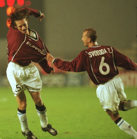 Rok 2000: Tomáš Rosický oslavuje svůj gól se Zdeňkem Svobodou, nynějším asistentem trenéra ve Spartě.