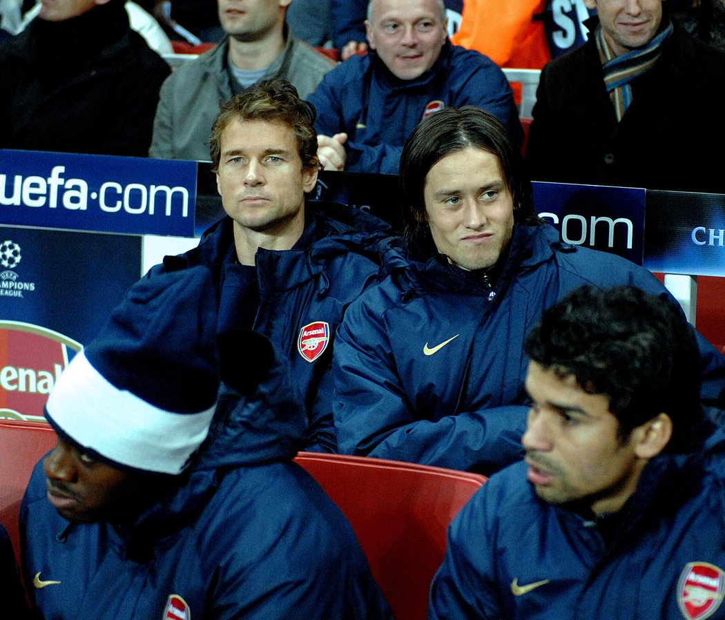 Rok 2007: Tomáš Rosický na lavičce Arsenalu s brankářem Jensem Lehmannem.